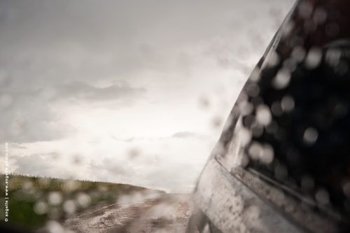 photo © angelle voiture reroviseur derrière pluie gouttes route chemin boue orage