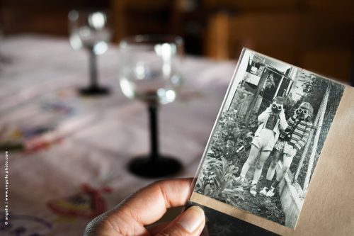 photo © angelle photo souvenir ancien enfance jumelles regard table repas de famille