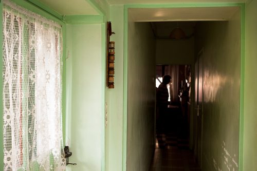 photo © angelle couloir vie maison silouette vert maison souvenir enfance rideau porte reflets