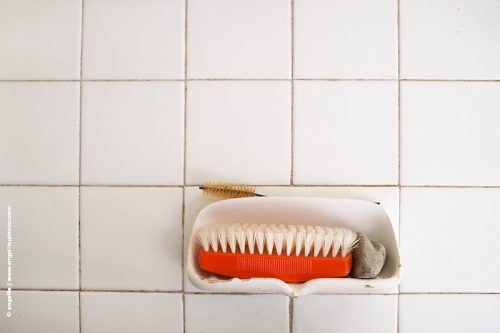 photo © angelle brosse cuisine vie quotidienne maison blanc vieux carrelage blanc ennui geometrique pierre ponce laver nettoyer