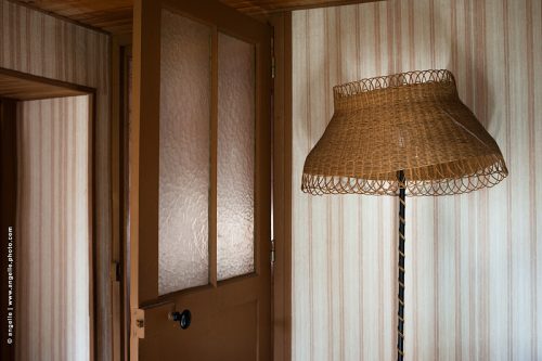 photo © angelle chambre lampadaire année soixante dix vieux souvenir nostalgie porte maison habitation rayures tristesse