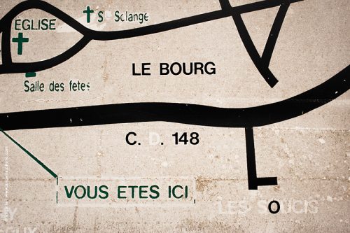 photo © angelle panneau vous etes ici bourg village indication carte soucis route graphisme