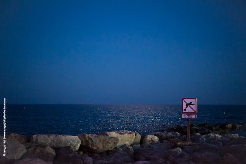 photo © angelle mer mediteranée ste marie nuit reflet lune panneau nageur douceur été baignade