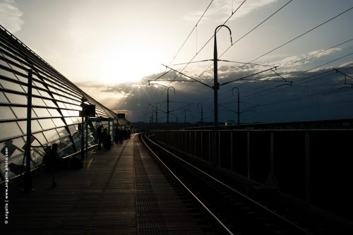 photo © angelle gare avignon bâtiment moderne soir ligne perspective voie ferrée lumiere reflet ombre chinoise départ horizon voyage