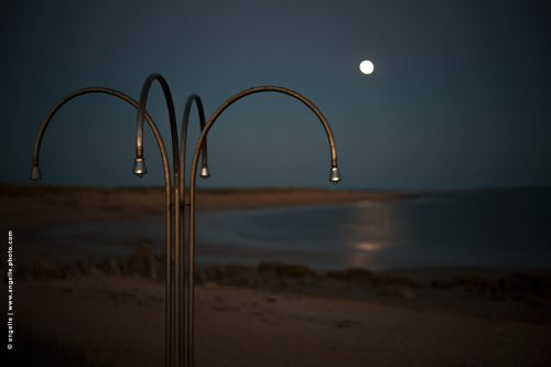 photo © angelle douche plage pleine lune solitude espace chien et loup crépuscule mobilier urbain reflet étrange