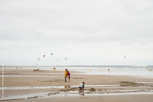 photo © angelle plage morbilhan bretagne jeux de plage enfance océan kite surf vent géométrique