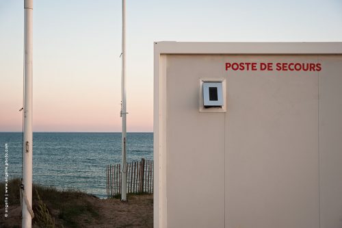 photo  © angelle poste de secour poste de surveillance plage mer océan soirée lignes rouge danger sécurité 