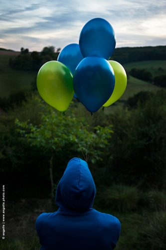 photo © angelle ballon capuche paysage absurde vert bleu soiree envol leger sombre