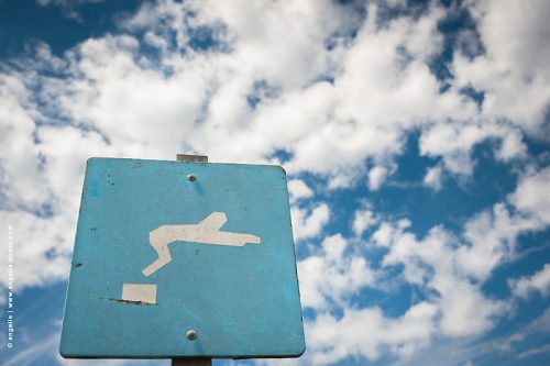 photo © angelle panneau été bleu ciel plongeur plonger mer nuages simpliste mer nager signalisation envol évasion ciel piscine plages