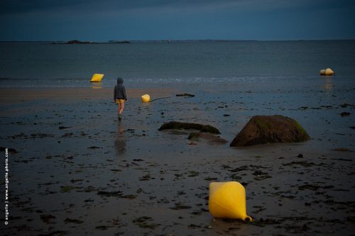 photo  © angelle enfance vacances bord de mer bouées jaunes découverte soirée immense bleu océan