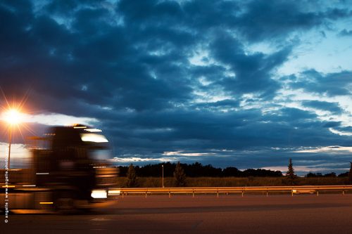 photo © angelle voyage camion peage  file crepuscule voyage transport autoroute fantome
