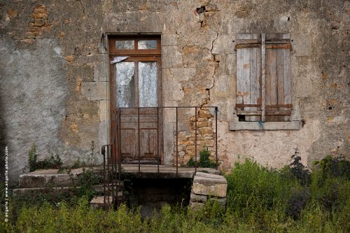 photo © angelle maison abandonnee vie passée herbes folles fissure a vendre village porte jardin