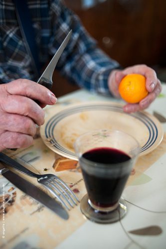 photo © angelle couteau de paysan repas déjeuner hivers mandarine lame aiguisée simplicité