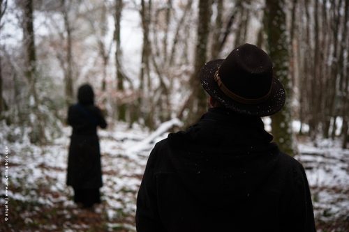 photo © angelle neige foret personne femme homme suivre se promener errer voyager reve