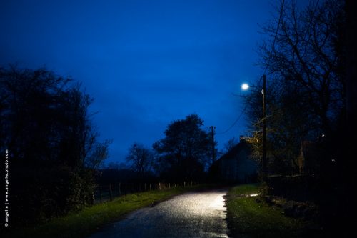 route nuit lampadaire de campagne village crépuscule lumiere promenade retour