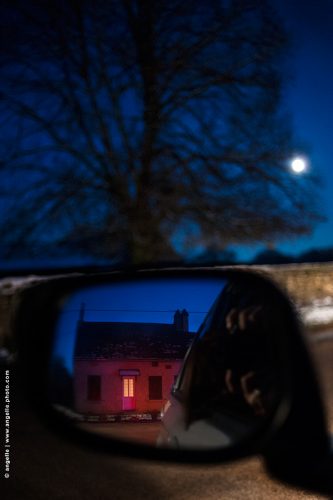 photo © angelle maison rouge autoportrait araignée pleine lune campagne neige arbre nuit ambiance inquietant reve cauchemar