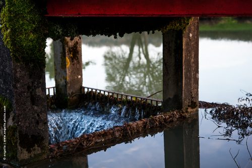 photo © angelle deversoir étang eau hivers apaise rouge lisse turbulant