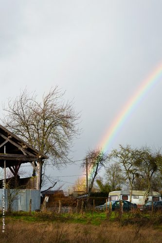 photo © angelle ferme caravane campagne abandon fond de jardin arc en ciel lumiere sordide lumineux
