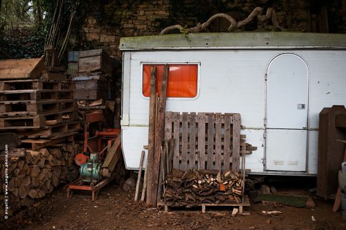 photo © angelle caravane orange voyage arret grange bois tordu palette souvenir travail atelier débarras enfance désuet