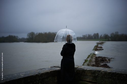 photo © angelle solitudepluie hivers femme paysage beauté tristesse mélancolie fleuve loire barrage parapluie soir hivers gris