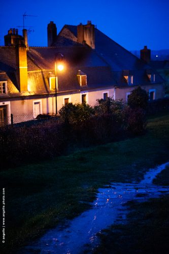 photo © angelle la charite ville lampadaire soiree rigole pavés reflet conte maison chemin bleu magie