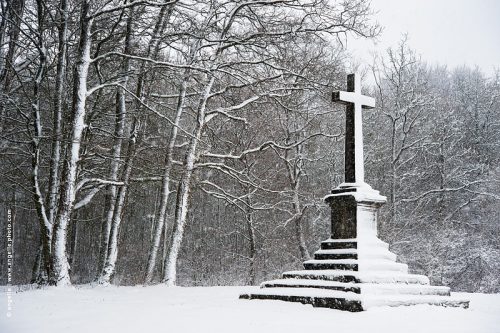 photo © angelle paysage neige croix ste marie foret sanctuaire prière paix froid noir et blanc geometrique
