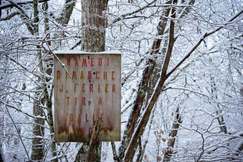 photo © angelle panneau chasse hiver sanglant dans blancheur incongru chasseur fermé 