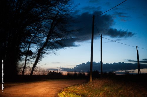 photo © angelle crepuscule route voyage errance poteau ciel mystere virage 