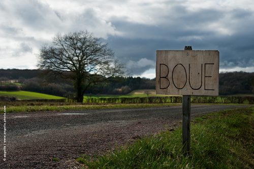 photo © angelle boue panneau route arbre ciel campagne printemps travail des champs ambiance lourde signalétique maison