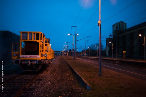 photo © angelle locomotive crepuscule rails ligne de fuite ne pas tamponner gare