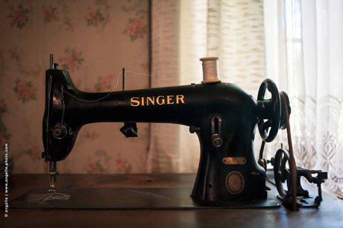 photo © angelle machine a coudre singer intérieur chambre travail couture couturiere coudre objet