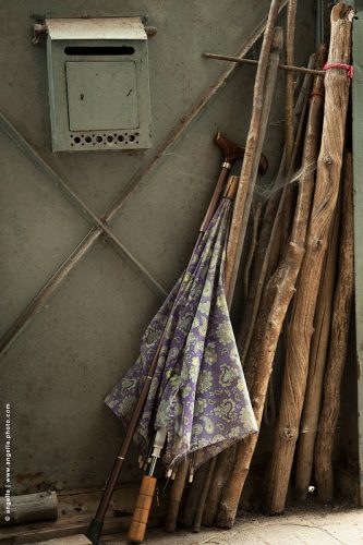 photo © angelle entree marquise parapluie baton de marche boite en lettres cane utile pour l'extérieur sas