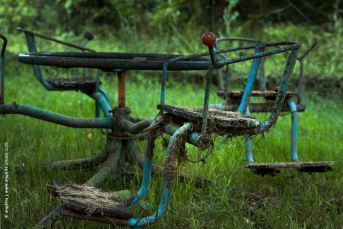 photo © angelle balançoire enfance tonte jardin abandon, souvenir, nostalgie jeux