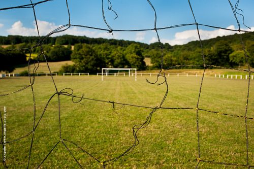photo © angelle terrain foot campagne filets dechires but finale sans public desinteret ligne 
