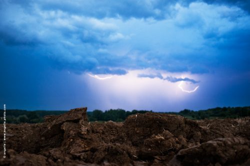 photo © angelle orage eclair ciel terre labourée phénomène naturel campagne