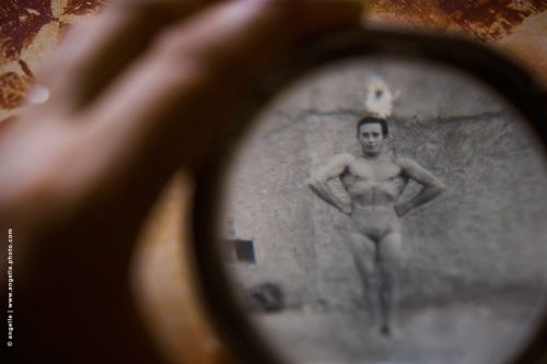 photo © angelle haltérophile vielle photo loupe souvenir masculin force démonstration ironie muscles