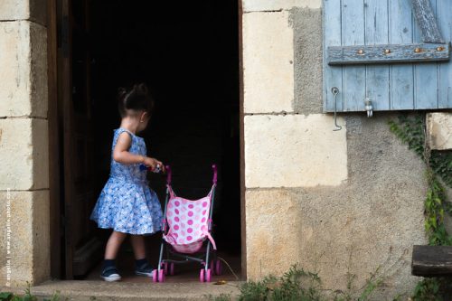 photo © angelle enfance promenade vacance couleur poussette fillette bleu rose 