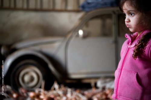 photo © angelle fillette fuchsia enfance 2CV voiture grange curiosité reveuse