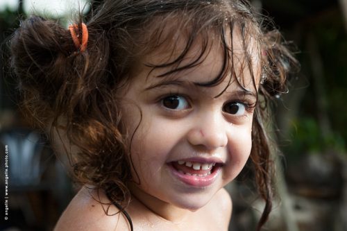 photo © angelle fillette froid vie enfance enfant mouillée portrait sourire regard 
