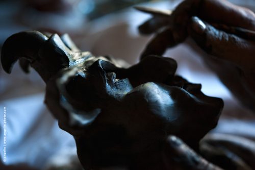 photo © angelle terre poterie main artisanat faune visage modeler contre jour regard effleurer imaginaire