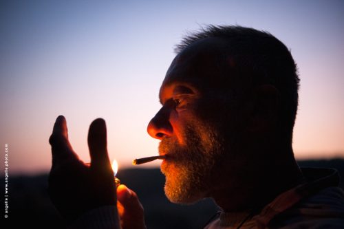 photo © angelle fumeur allumer exterieur crépuscule couleur flemme silhouette homme lumiere douceur