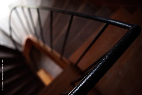 photo © angelle escalier spirale bois intérieur géométrique mouvement bois rampe descente