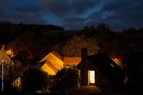 phot © angelle maison crépuscule toiture village campagne lumiere