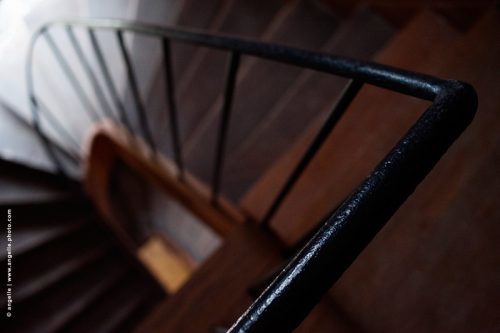 photo © angelle escalier esprit d'escalier lumiere marche descente rambarde bois fer évasion descendre perspective 
