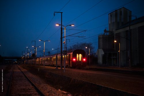 photo © angelle gare charite train depart lumiere nuit crépuscule au revoir adieux 
