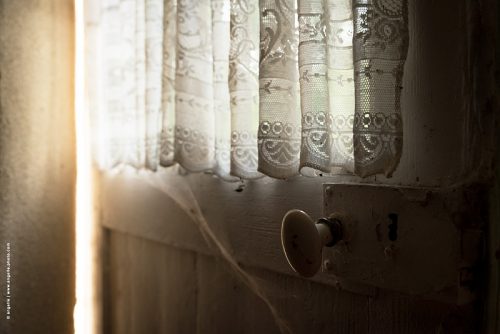 photo © angelle porte rideau poignée lumiere douceur ouvrir toile d araignée ancienne maison