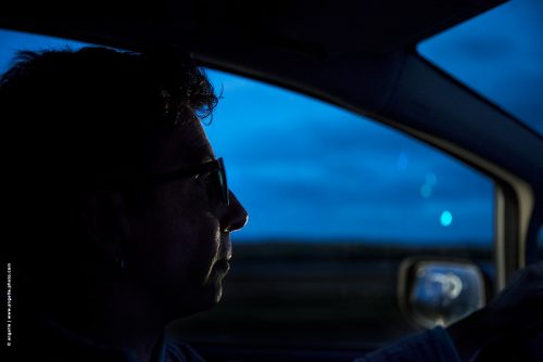 photo © angelle conductrice route voiture nuit voyage reflets continuité partir crépuscule