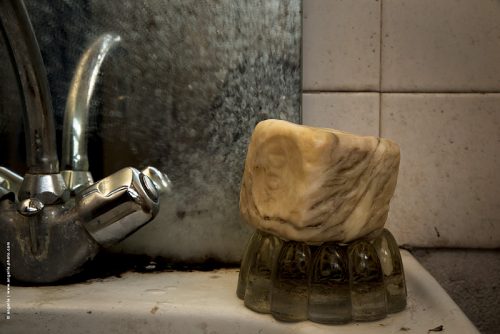 photo © angelle salle de bain savon peau d éléphant quotidien vieux robinet étrange