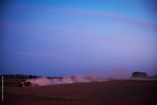 photo © angelle tracteur campagne crépuscule fumée rose poussière douceur labeur couleur