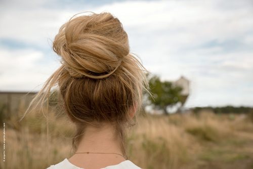 photo © angelle cheveux chignon jeune femme dos campagne sillot 